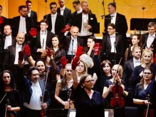 Članovi Beogradske filharmonije sa crvenim šakama