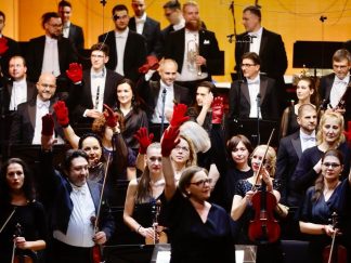 Članovi Beogradske filharmonije sa crvenim šakama