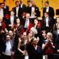 Članovi Beogradske filharmonije sa crvenim šakama