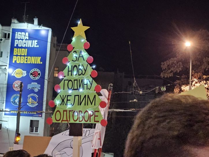 Protest na Slaviji: Krvava šaka i transparenti