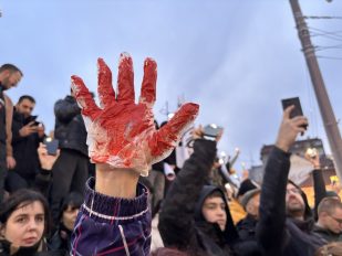 Protest na Slaviji: Krvava šaka i transparenti