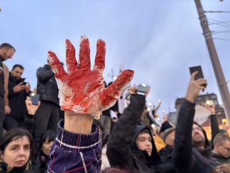 Protest na Slaviji: Krvava šaka i transparenti