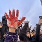 Protest na Slaviji: Krvava šaka i transparenti