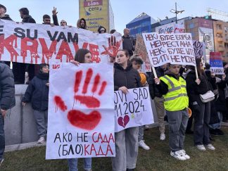 Protest na Slaviji: Krvava šaka i transparenti