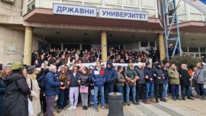 Grupa ljudi stoji ispred zgrade univerziteta