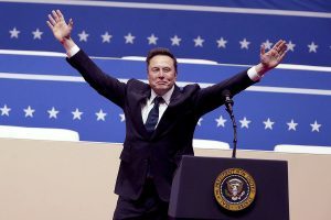 Čovek u odelu sa uzdignutim rukama