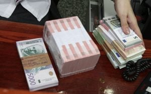 Građani Srbije duguju bankama više od 2.000 milijardi dinara: Gotovinski krediti i dalje najtraženiji