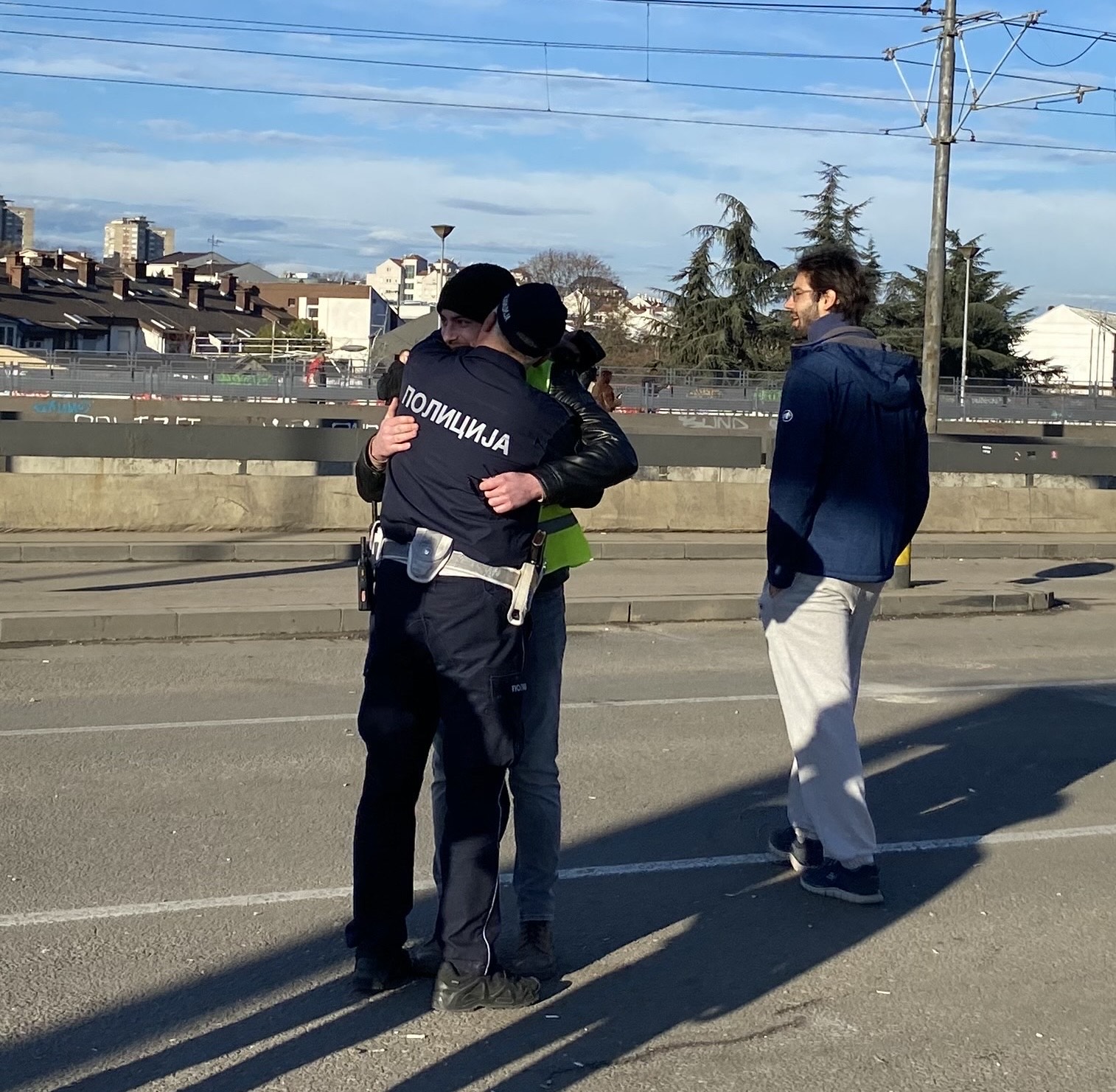 Zagrljaj policajca i studenta-redara na Autokomandi