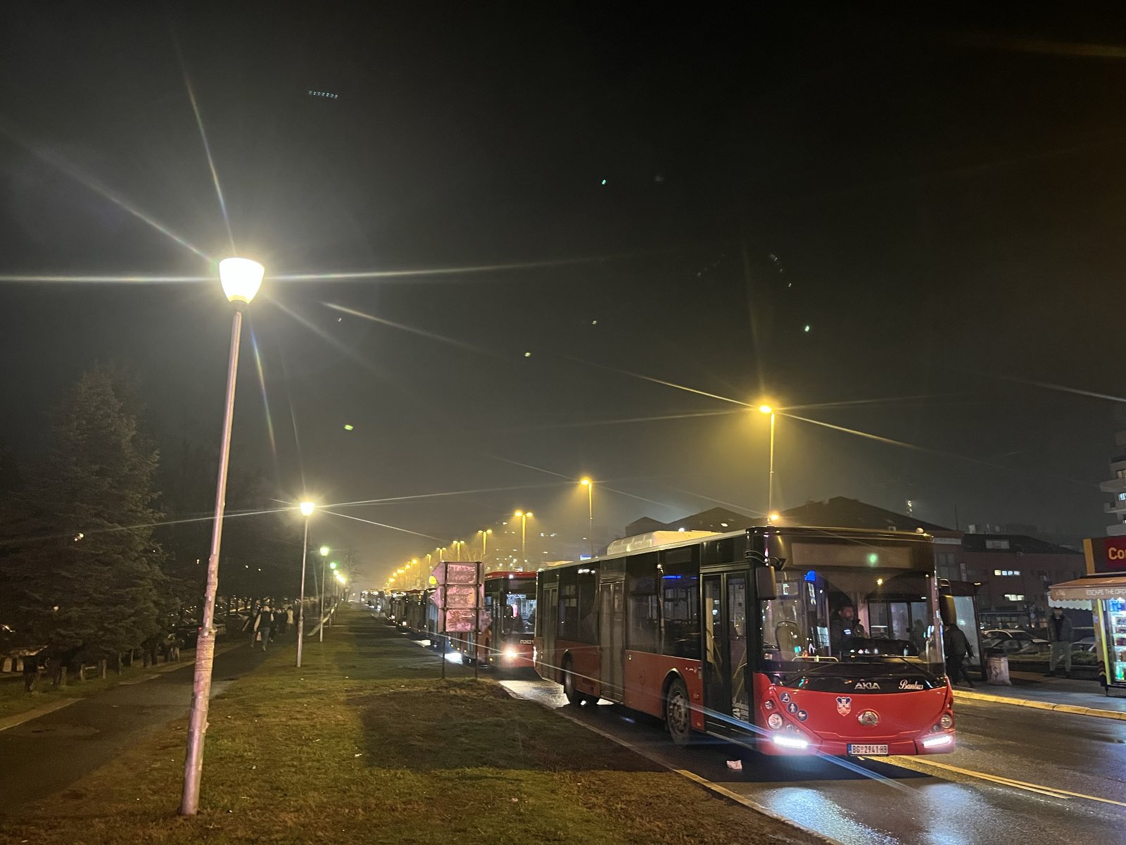 Autobusi čekaju da prođe blokada