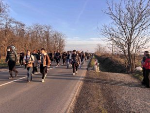 Studenti na putu: Pešice ka Novom Sadu