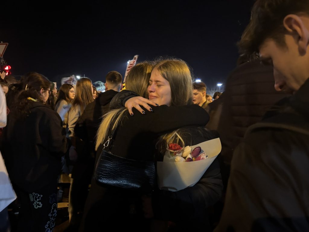 Zagrljaj studentkinja u Novom Sadu Foto: Katarina Stevanović