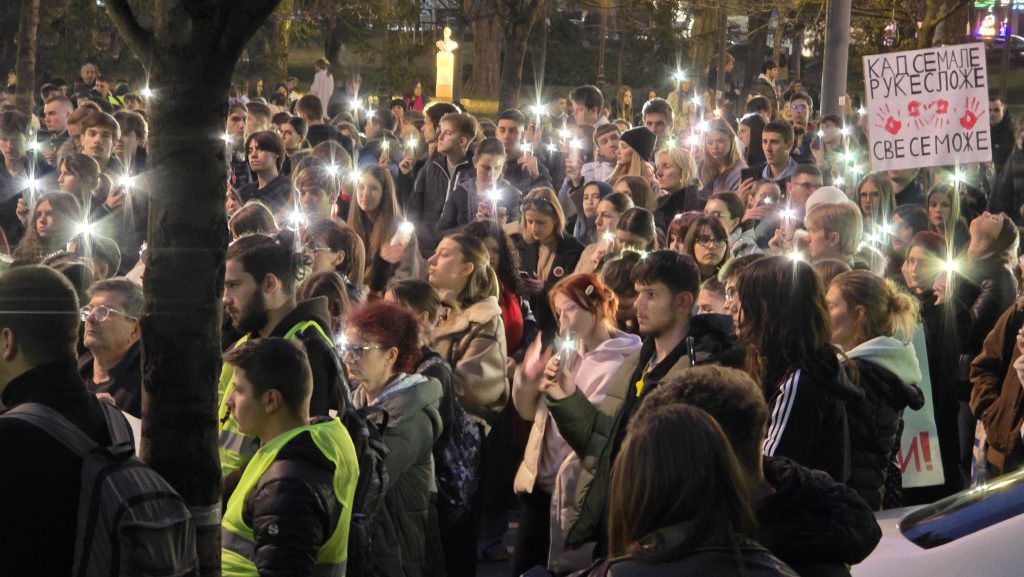 Protest srednjoškolaca ispred Vrhovnog javnog tužilaštva