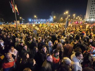 Kolone studenta i građana idu ka Mostu slobode Fotoreporter:Marko Dragoslavic Ličnosti: Izvor:FoNet