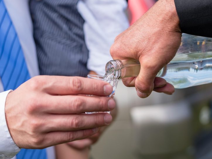 Muškarac toči alkohol