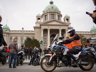 Protest ispred Skupštine Srbije