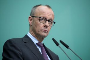 Nemačkom kancelaru Fridrihu Mercu upućene su mnoge kritike jer je govoreći o ilegalnim migrantima jednom novinaru rekao da bi trebalo da pita ćerke kako im je da uveče prođu gradom.