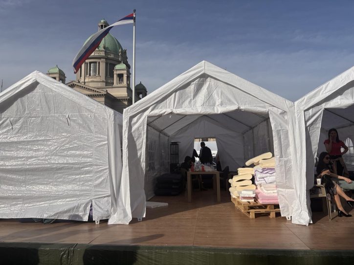 Šatori ispred Skupštine