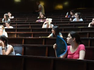 Studenti u amfiteatru