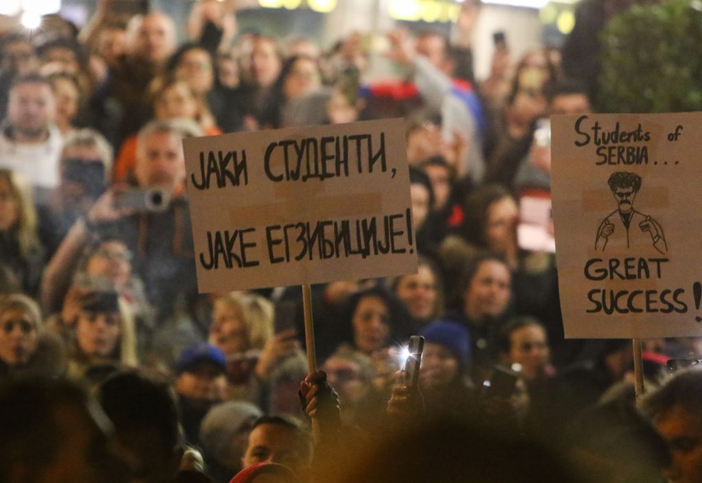 Transparent na studentskom protestu