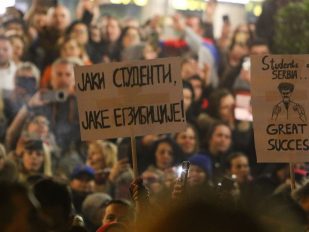Transparent na studentskom protestu