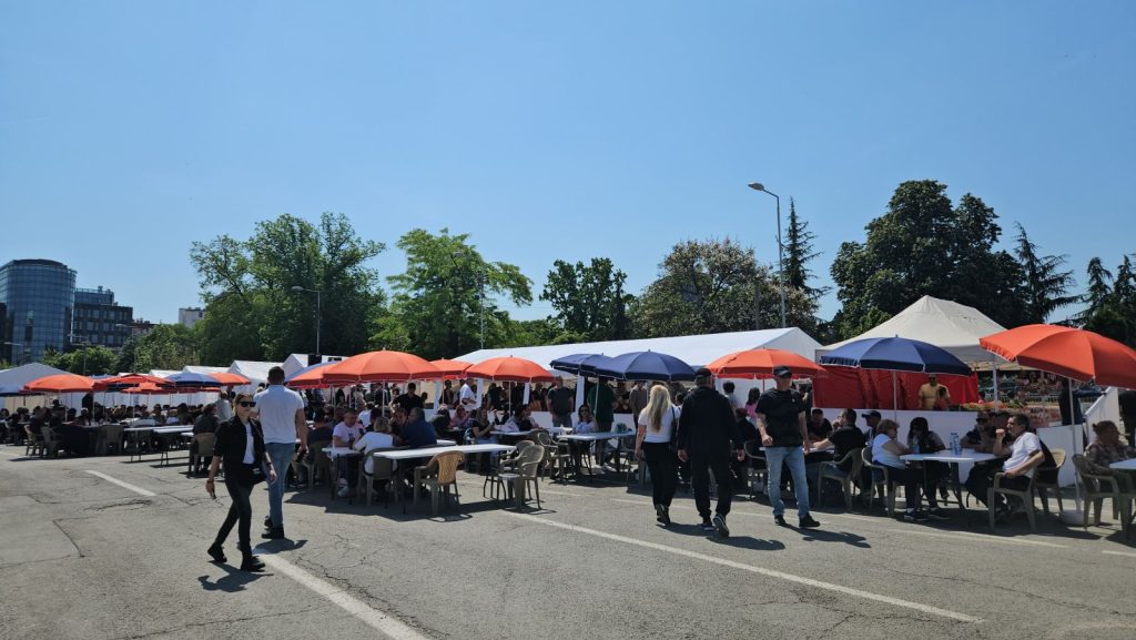 Plato ispred Narodne skupštine