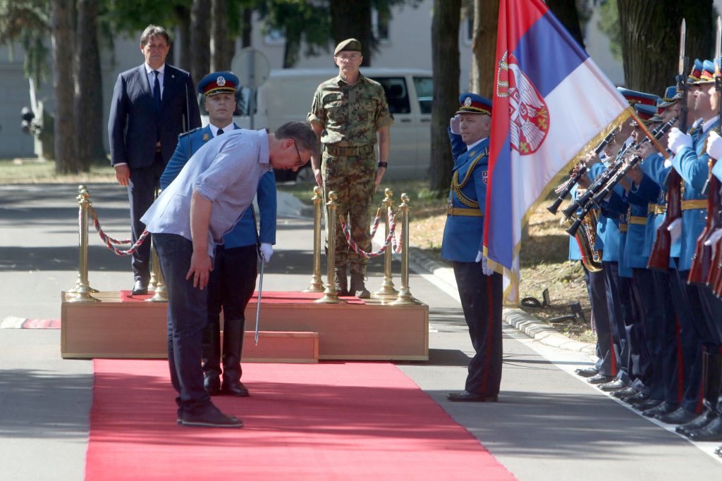 Aleksandar Vučić klanja se pred zastavom Srbije