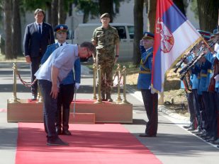 Aleksandar Vučić klanja se pred zastavom Srbije