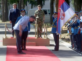 Aleksandar Vučić klanja se pred zastavom Srbije
