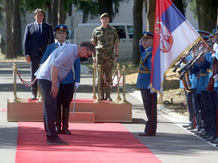 Aleksandar Vučić klanja se pred zastavom Srbije