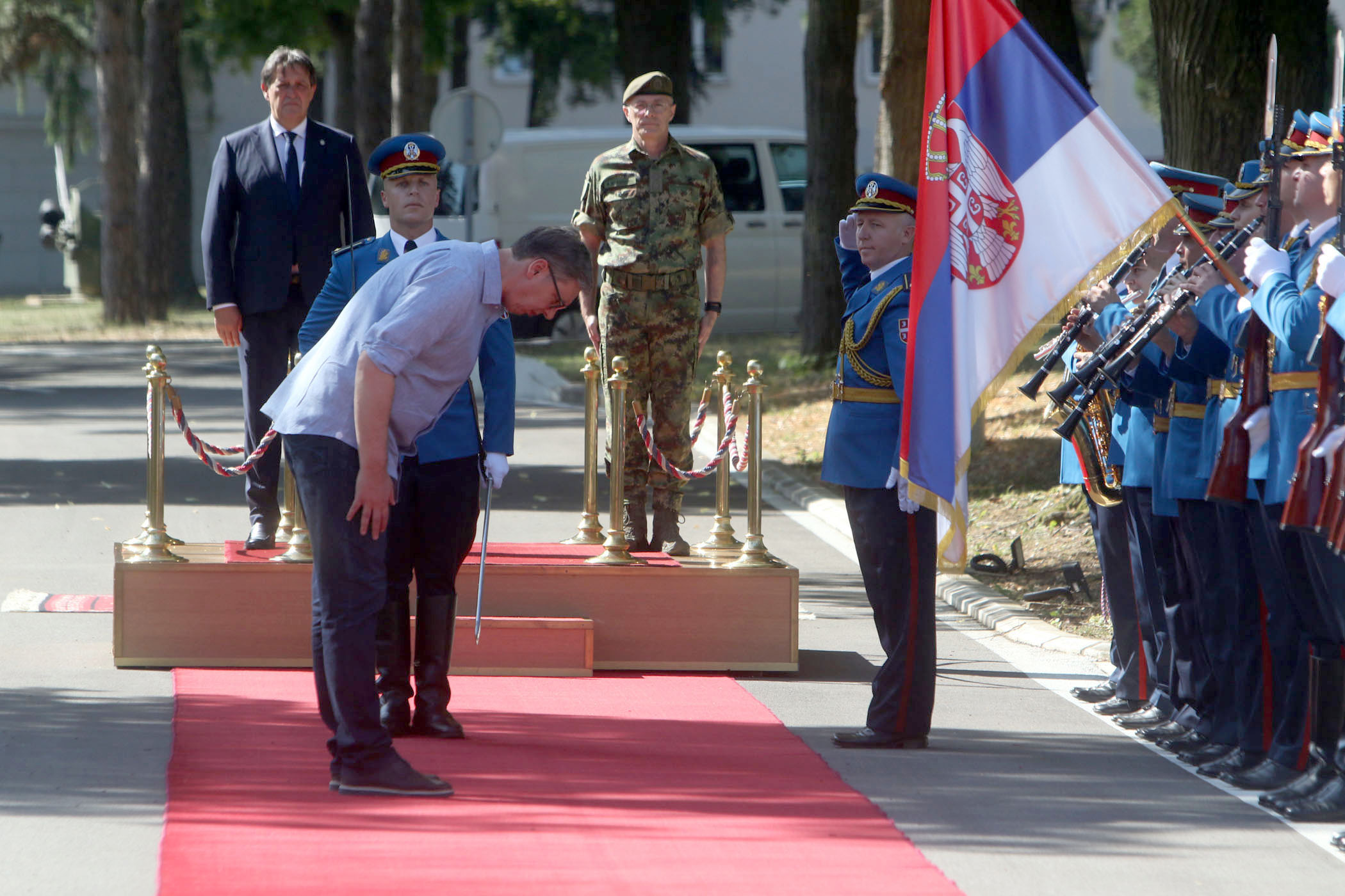 Aleksandar Vučić klanja se pred zastavom Srbije