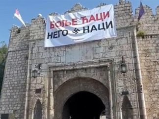 Na tvrđavi u Nišu okačen natpis: „Bolje Ćaci nego Naci