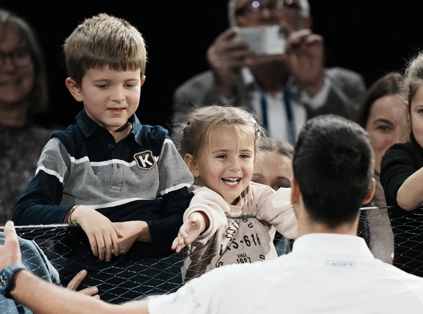 Novak Đoković sa decom  posle meča