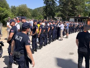 Policija pred firmom Akvalajns