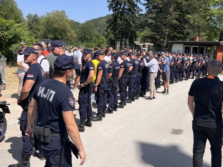 Policija pred firmom Akvalajns