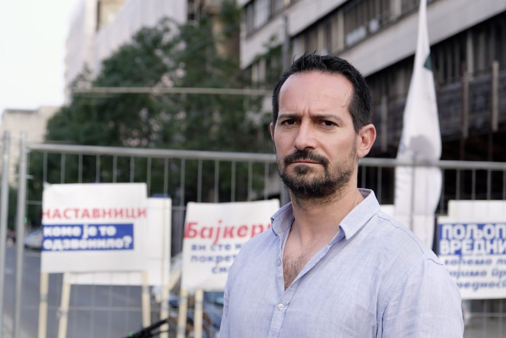 Tanasije Marinković na protestu ispred Vlade