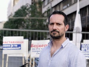 Tanasije Marinković na protestu ispred Vlade