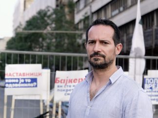 Tanasije Marinković na protestu ispred Vlade