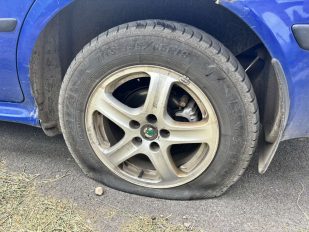 Izbušene gume na automobilu reporterke Vremena