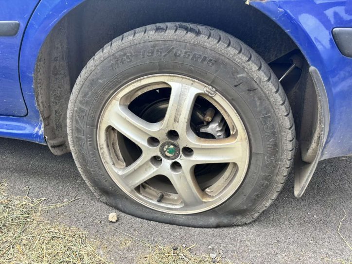 Izbušene gume na automobilu reporterke Vremena