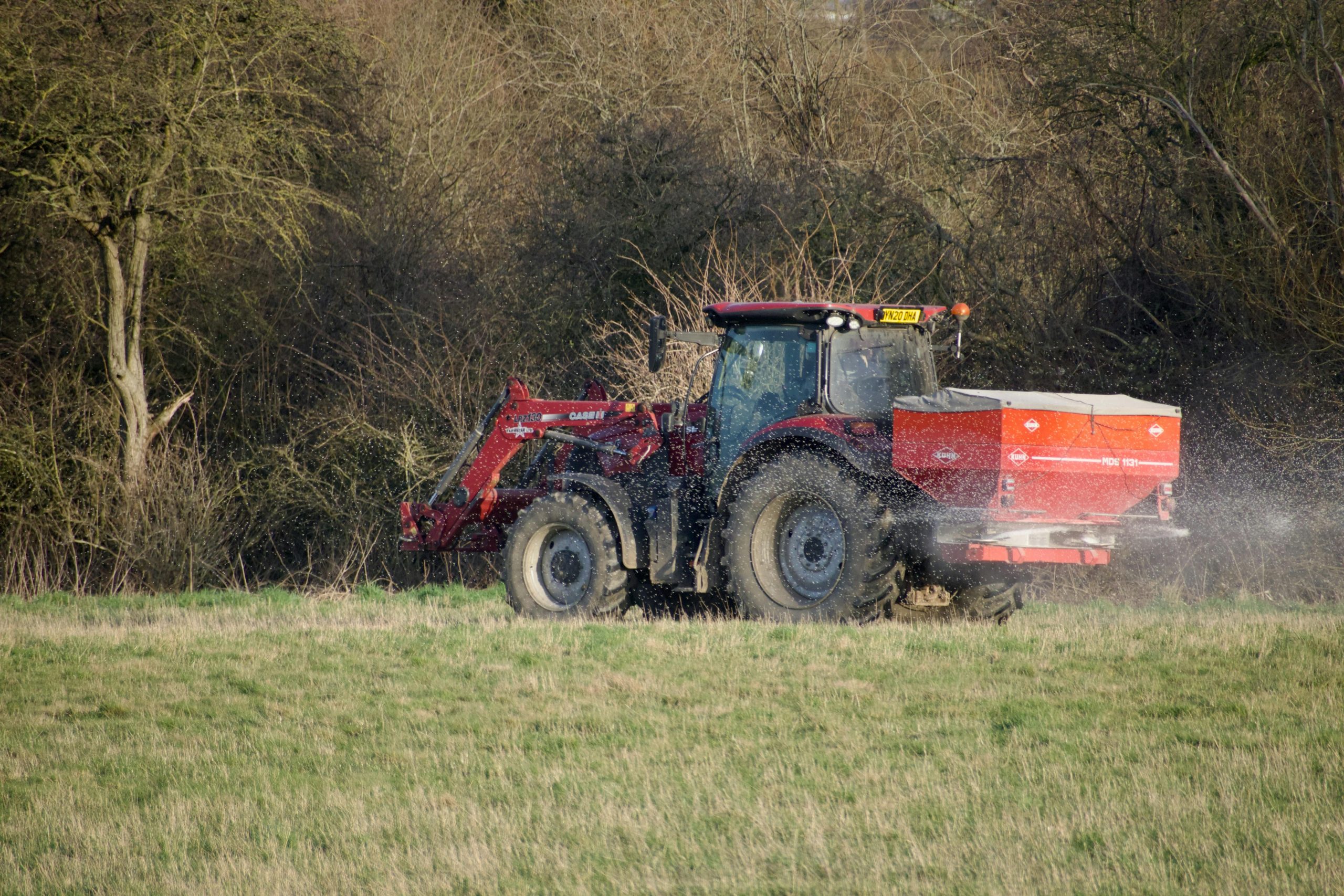 Traktor posipa đubrivo