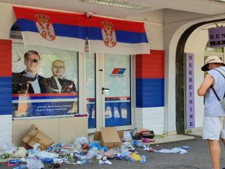 NOVOSADSKE VEDETE IZ GRADA GDE JE SVE POČELO: Đubre pred prostorijama SNS-a, blokade, kontejneri
