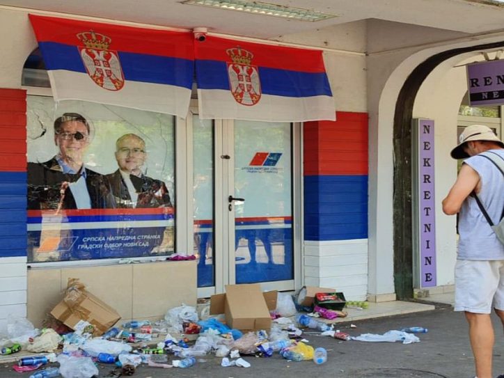 NOVOSADSKE VEDETE IZ GRADA GDE JE SVE POČELO: Đubre pred prostorijama SNS-a, blokade, kontejneri