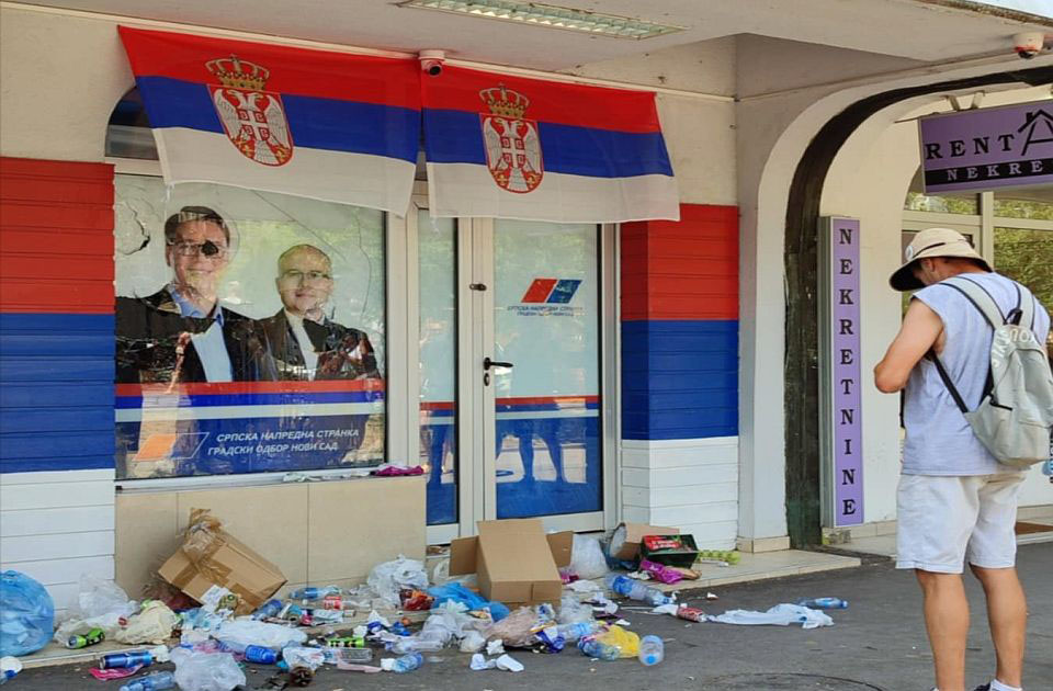NOVOSADSKE VEDETE IZ GRADA GDE JE SVE POČELO: Đubre pred prostorijama SNS-a, blokade, kontejneri