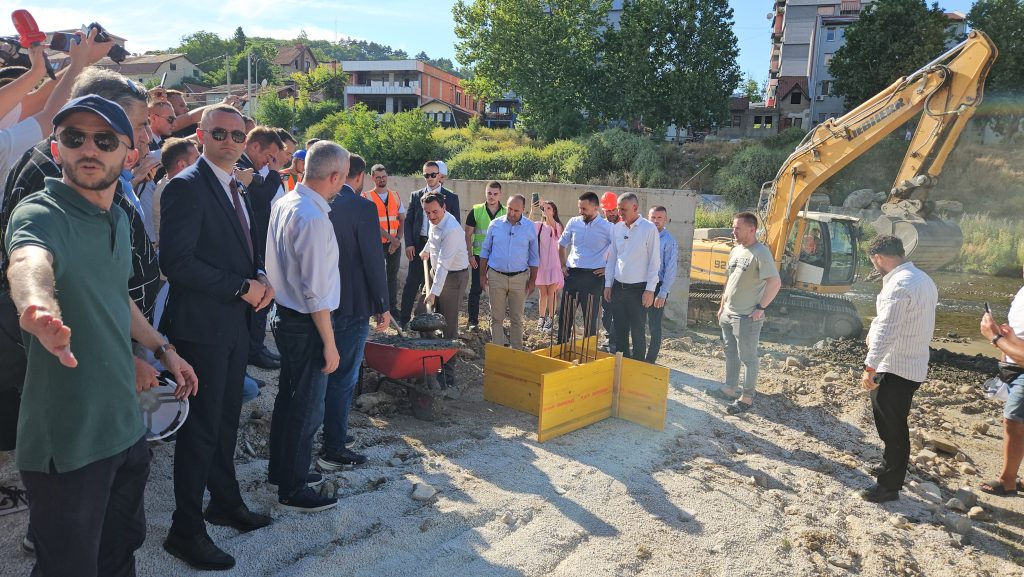 Postavljanje kamena temeljca za pečaki most sa južne strane reke Ibar