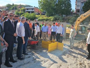 Postavljanje kamena temeljca za pečaki most sa južne strane reke Ibar