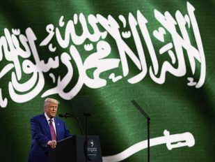 ŽIVI PESAK BLISKOG ISTOKA: D. Tramp u Sudijskoj Arabiji