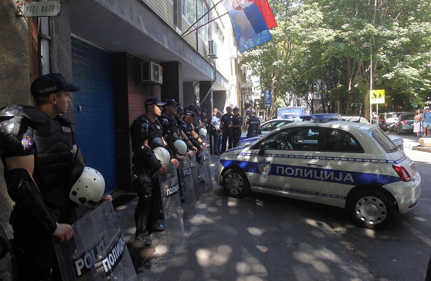 Protest ispred Policijske stanice u Majke Jevrosime: Nastavljaju se hapšenja građana