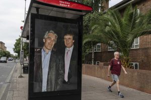 Autobuska stanica u blizini Američke ambasade u Londonu: Donald Tramp u društvu Džefrija Epstajna