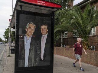Autobuska stanica u blizini Američke ambasade u Londonu: Donald Tramp u društvu Džefrija Epstajna
