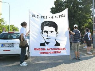 Studenti Fakulteta dramskih umetnosti i građani krenuli su u protestnu šetnju, povodom privođenja deset studenata tog fakulteta